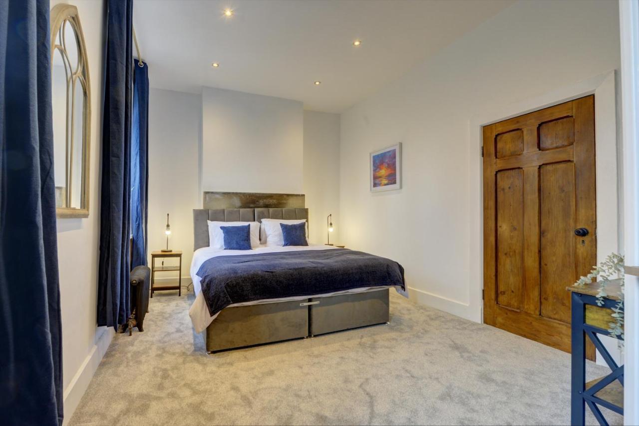 The Old Vicarage - Secure Parking, Fast Wifi, Garden Villa ลีดส์ ภายนอก รูปภาพ