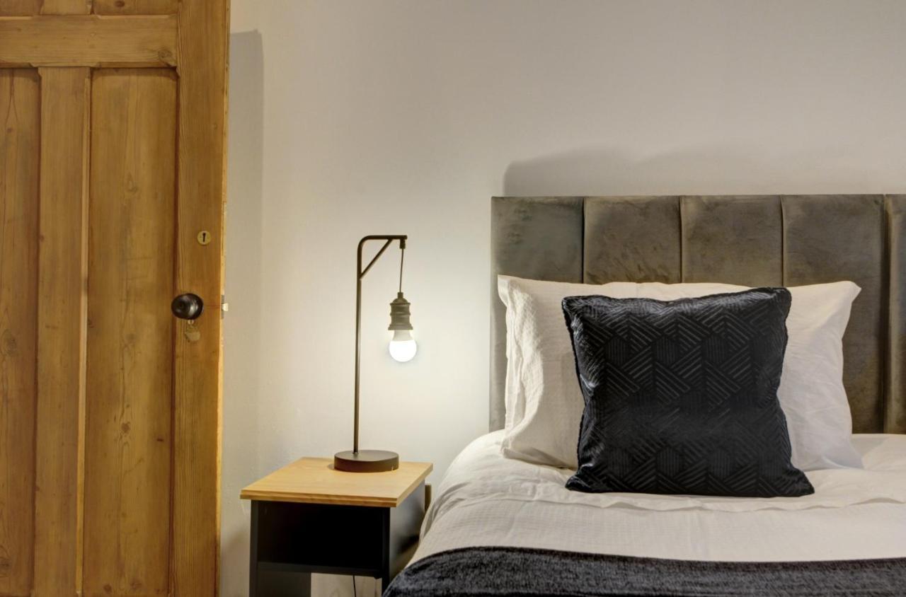 The Old Vicarage - Secure Parking, Fast Wifi, Garden Villa ลีดส์ ภายนอก รูปภาพ