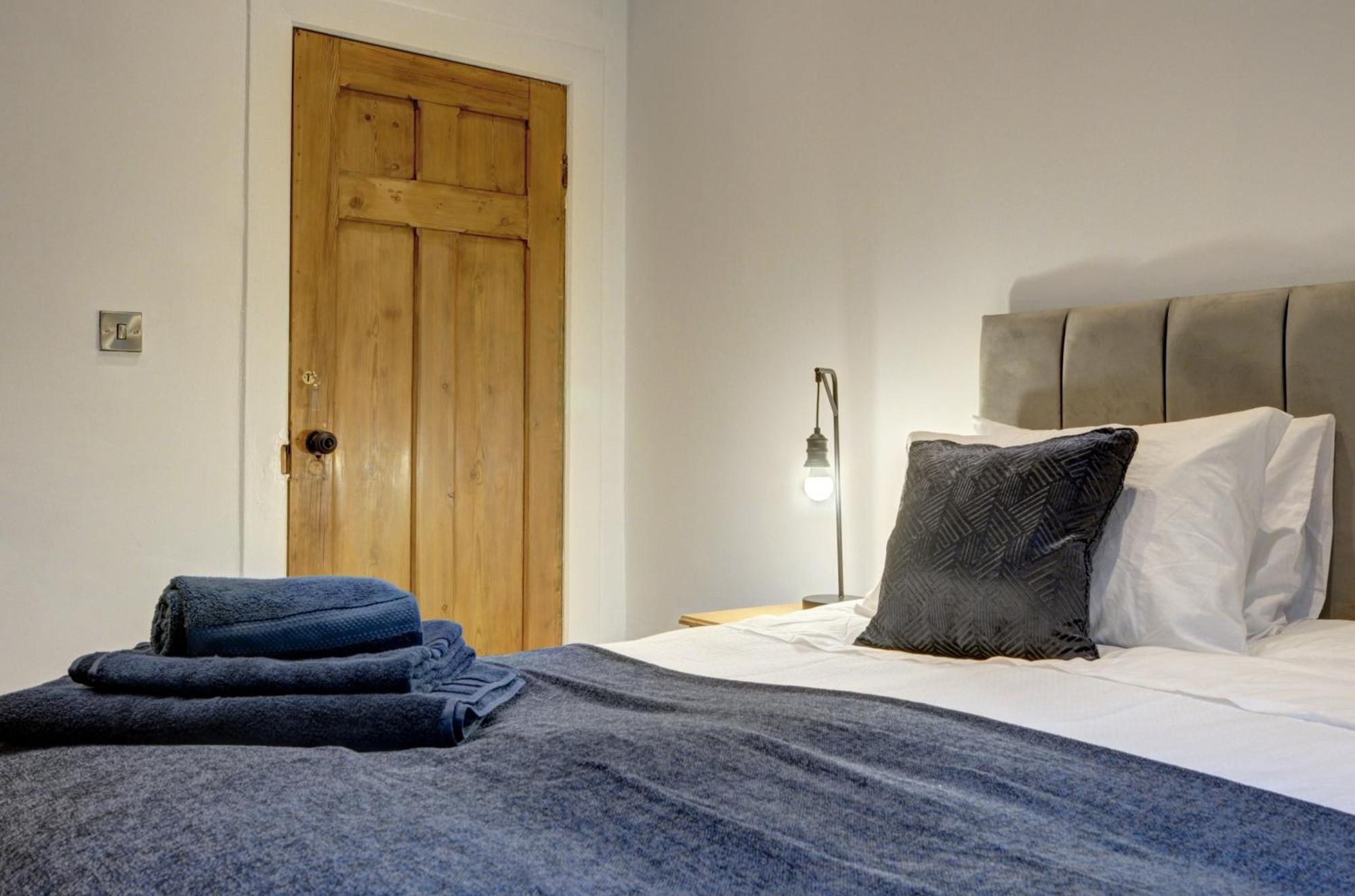 The Old Vicarage - Secure Parking, Fast Wifi, Garden Villa ลีดส์ ภายนอก รูปภาพ