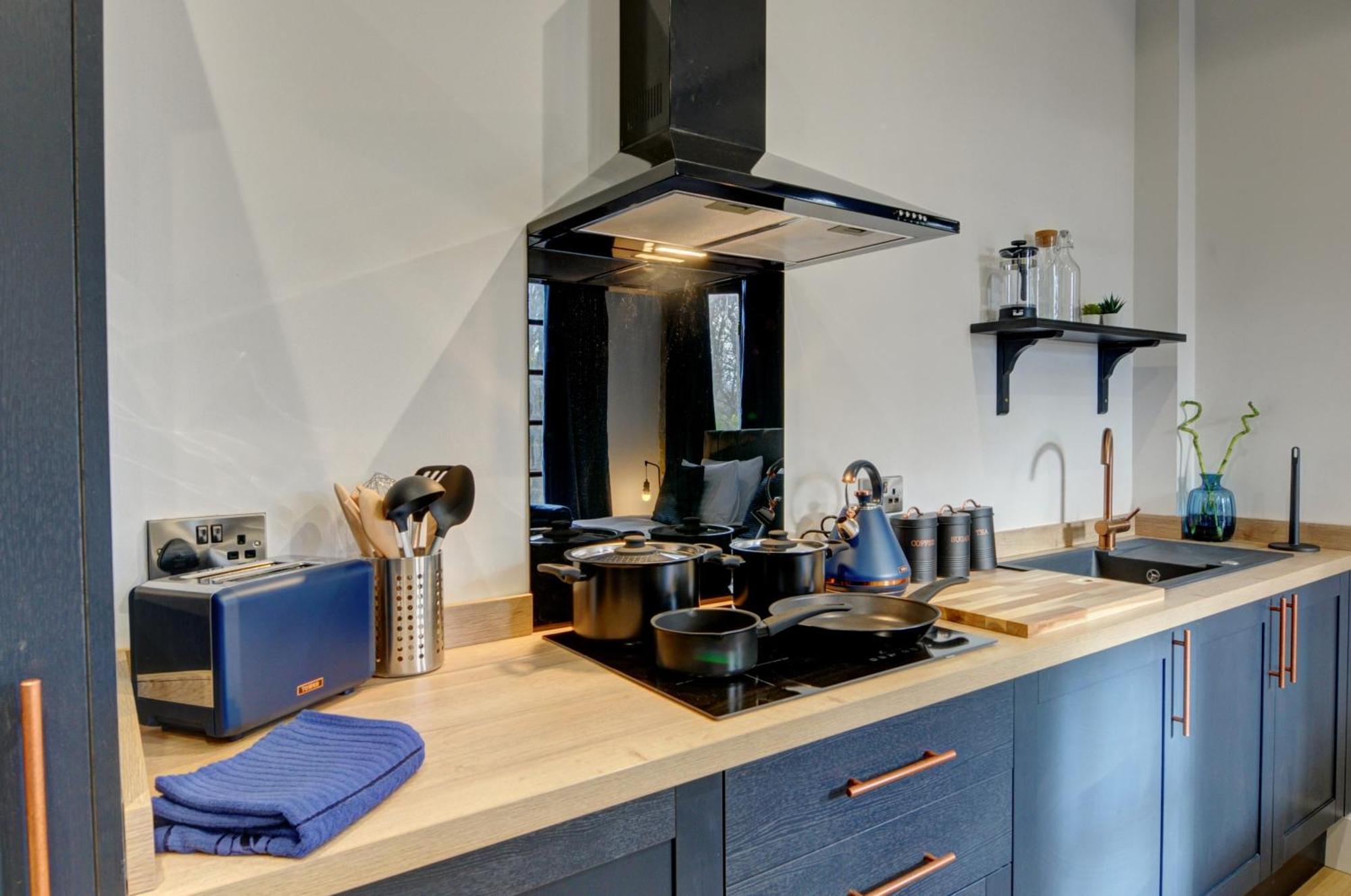 The Old Vicarage - Secure Parking, Fast Wifi, Garden Villa ลีดส์ ภายนอก รูปภาพ