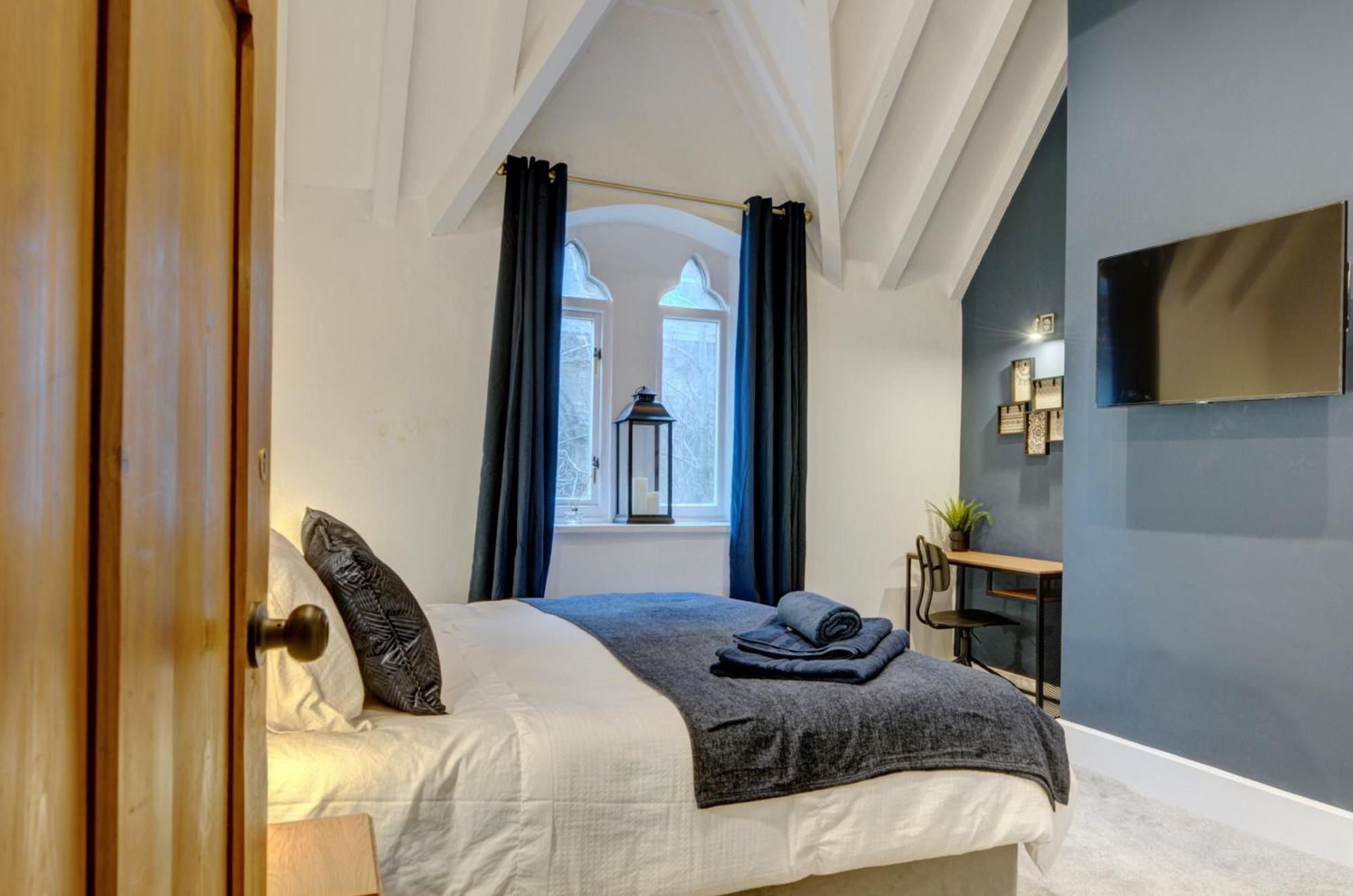 The Old Vicarage - Secure Parking, Fast Wifi, Garden Villa ลีดส์ ภายนอก รูปภาพ