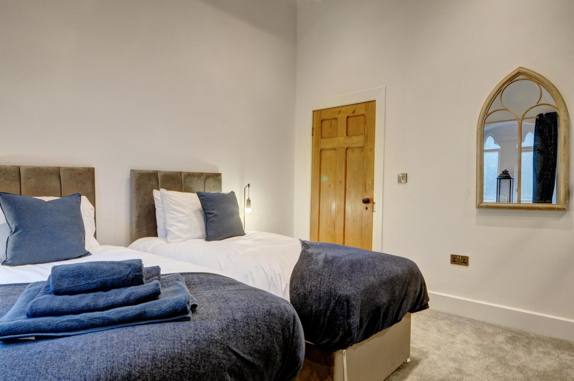 The Old Vicarage - Secure Parking, Fast Wifi, Garden Villa ลีดส์ ภายนอก รูปภาพ