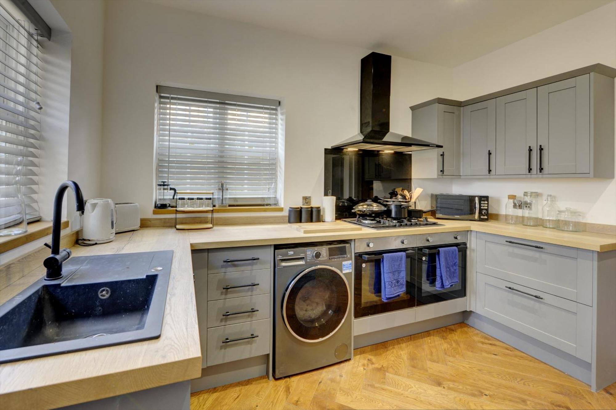 The Old Vicarage - Secure Parking, Fast Wifi, Garden Villa ลีดส์ ภายนอก รูปภาพ